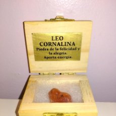 Coleccionismo de minerales: PEQUEÑO COFRE CON PIEDRA CORNALINA. PIEDRA DEL SIGNO LEO. MADE IN BRASIL.. Lote 58301602
