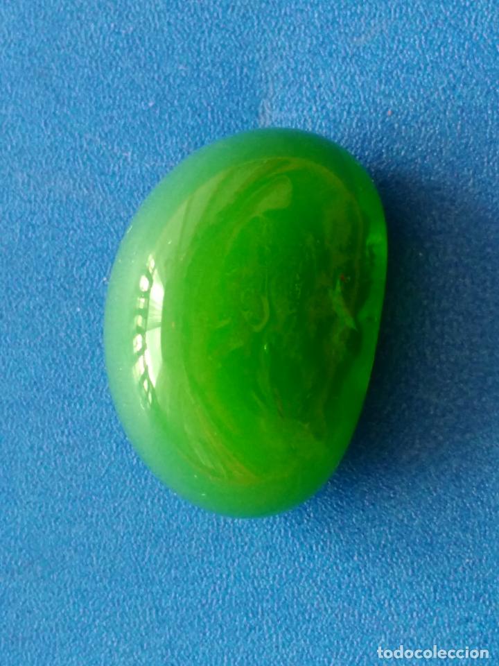 Coleccionismo de minerales: piedra verde con forma irregular. - Foto 3