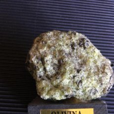 Coleccionismo de minerales: OLIVINA, MINERAL PROCEDENTE DE LAS ISLAS CANARIAS, SOBRE SOPORTE DE EXHIBICIÓN. Lote 155956622