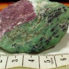 Coleccionismo de minerales: RUBÍ EN BRUTO CON ZOISITA SANDÍA 440.5 CTS