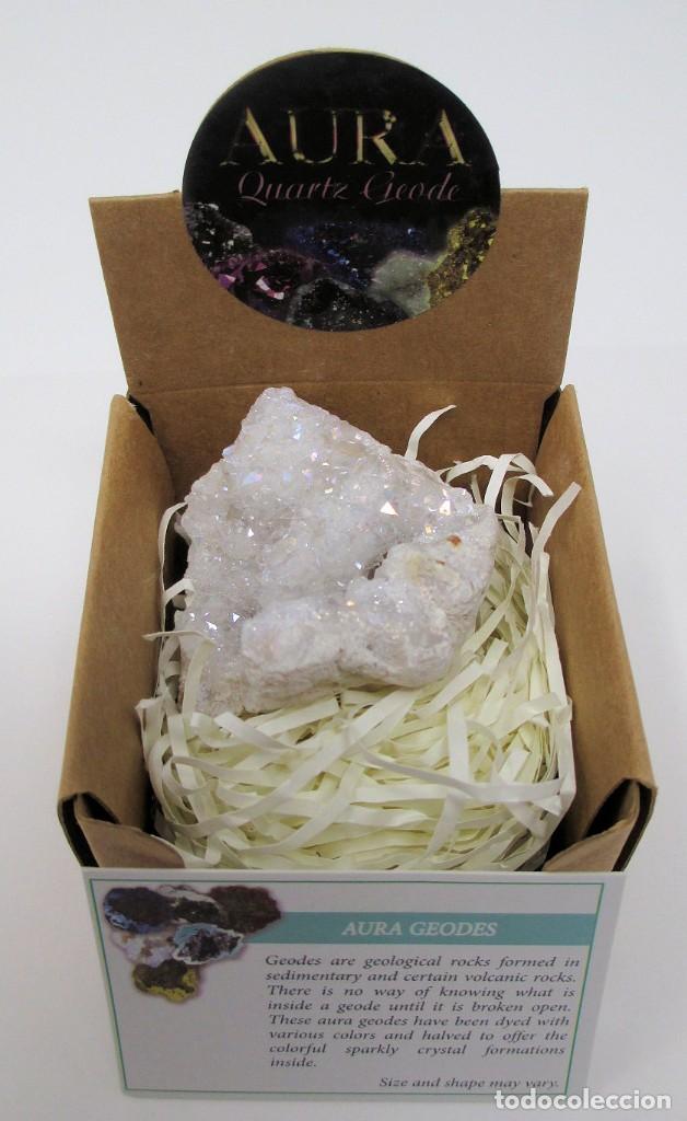 Collectionnisme de min&eacute;raux: Cuarzo Aura Geoda de 4,5 cm color Blanco