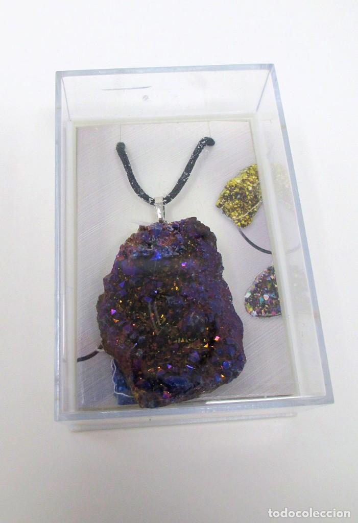 Collectionnisme de min&eacute;raux: Cuarzo Aura color Morado con brillos - Colgante de 4 cm con cord&oacute;n y caja de pl&aacute;stico