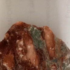 Coleccionismo de minerales: GRAN MINERAL O ROCA CON CRISTALES, EN TONOS ROJO, VERDE Y ANARANJADO, EN BRUTO, POR DETERMINAR. Lote 349791609