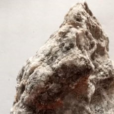 Coleccionismo de minerales: LOTE DE 2 ROCAS O MINERALES, EN TONOS GRISES, PEQUEÑOS CRISTALES, EN BRUTO, POR DETERMINAR. Lote 350009584
