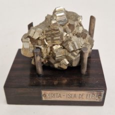 Coleccionismo de minerales: MINERAL PIRITA DE LA ISLA DE ELBA. SOPORTE DE MADERA Y PLATA.