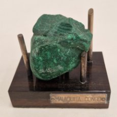 Coleccionismo de minerales: MINERAL MALAQUITA DEL CONGO. SOPORTE DE MADERA Y PLATA.