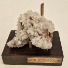 Coleccionismo de minerales: MINERAL ROSA DE CALCEDONIA. SOPORTE DE MADERA Y PLATA.