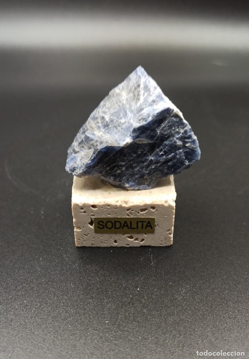Coleccionismo de minerales: Sodalita sobre base - Foto 1