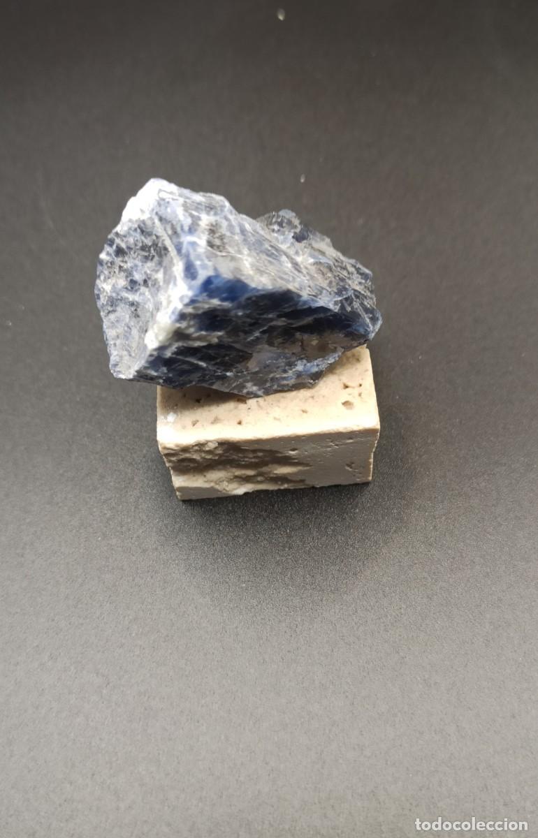 Coleccionismo de minerales: Sodalita sobre base - Foto 2