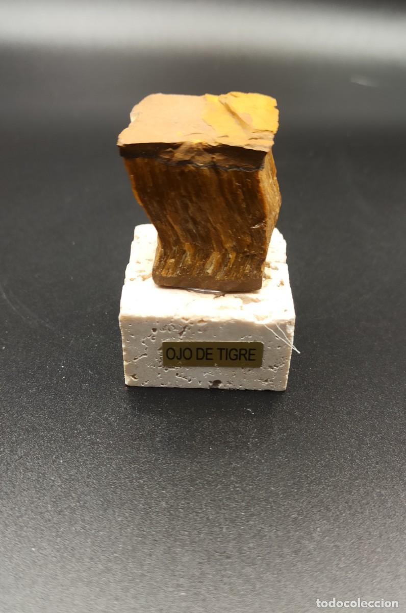 Coleccionismo de minerales: Ojo de Trigre sobre base - Foto 1