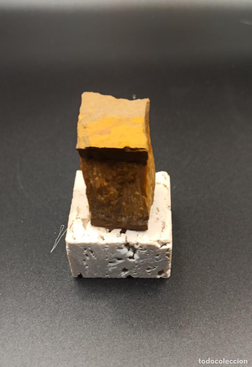 Coleccionismo de minerales: Ojo de Trigre sobre base - Foto 2