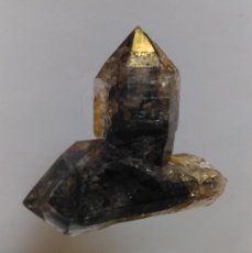 Coleccionismo de minerales: TWINNED QUARTZ CRYSTAL WITH BLACK HYDROCARBON INCLUSIONS