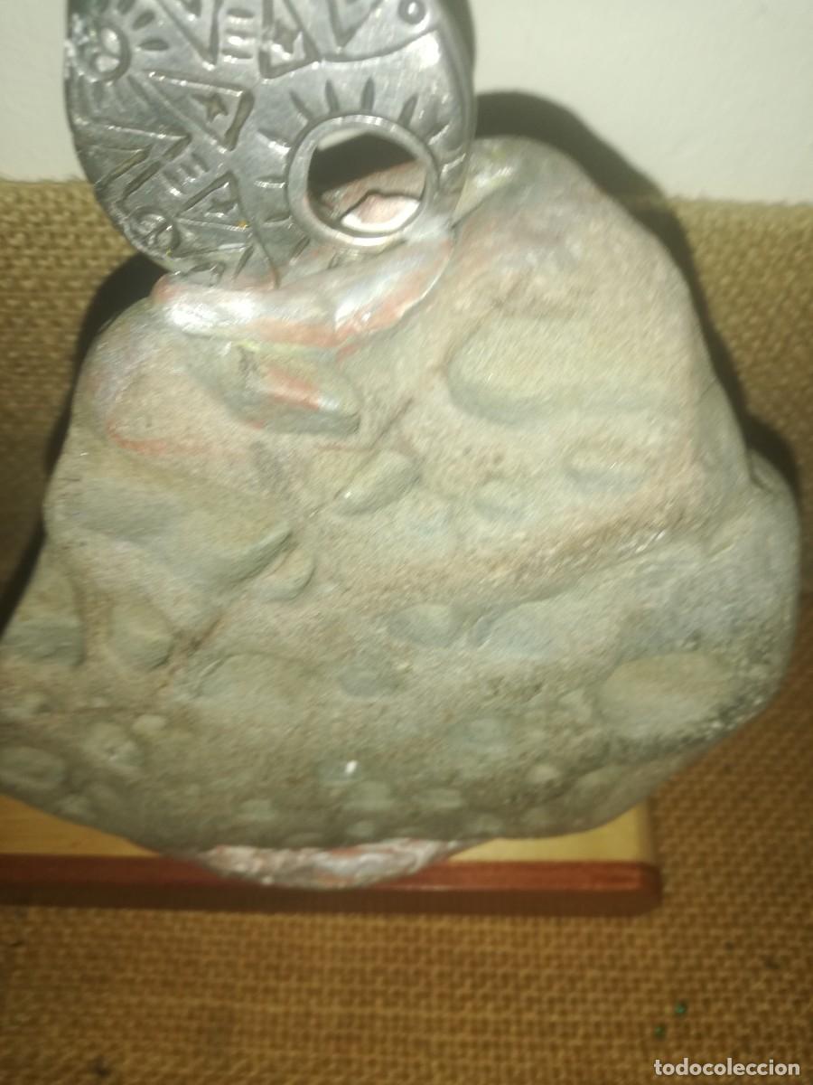 Coleccionismo de minerales: Piedra bruja con c&iacute;rculo de metal - Foto 2