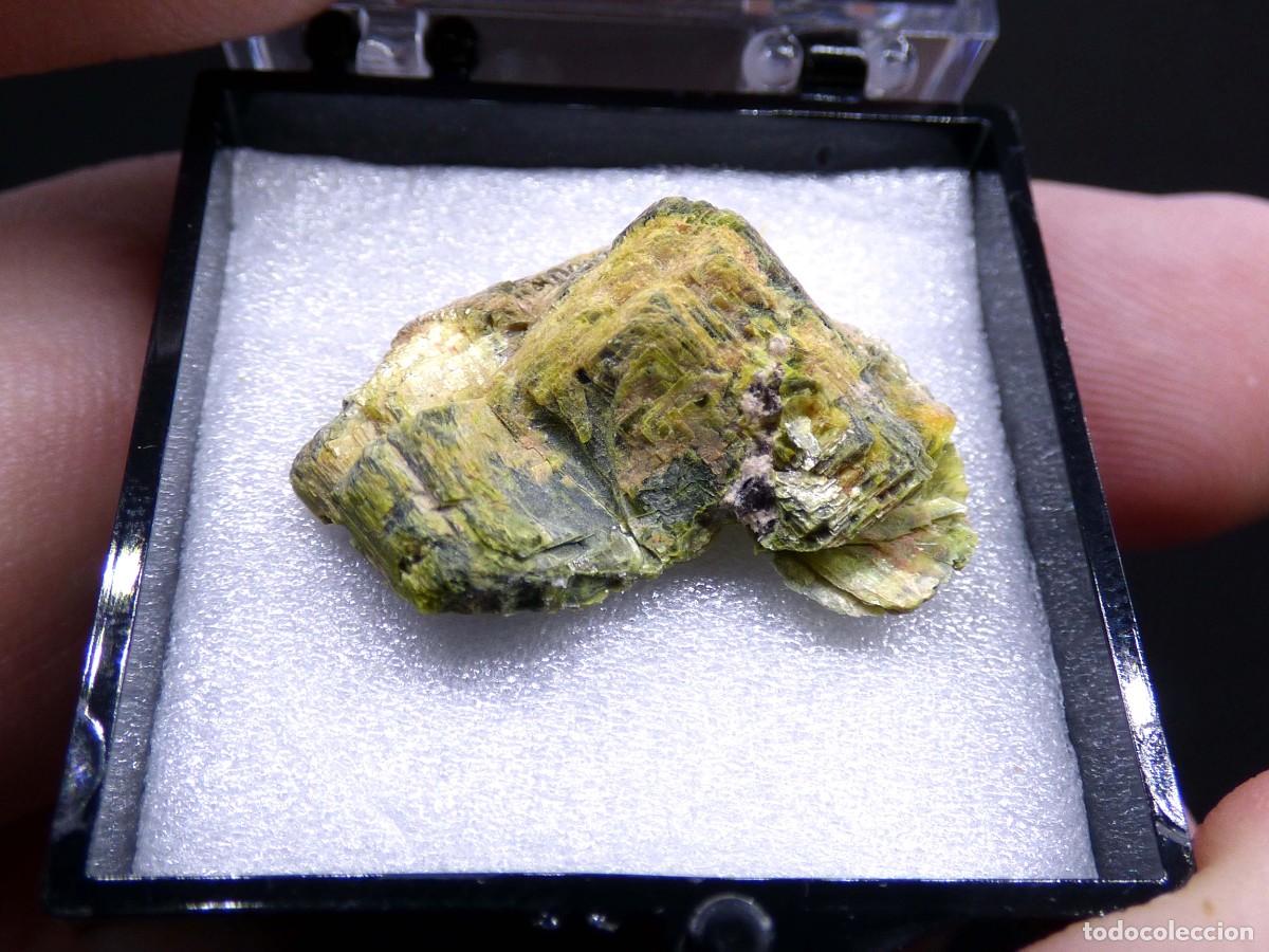 Coleccionismo de minerales: ✅FDMINERALS✅ ⚒️ META-AUTUNITA ⚒️ Nov&yacute; Fojtov, Nejdek, Kru&scaron;n&eacute; Hory Mts, Republica Checa - er105