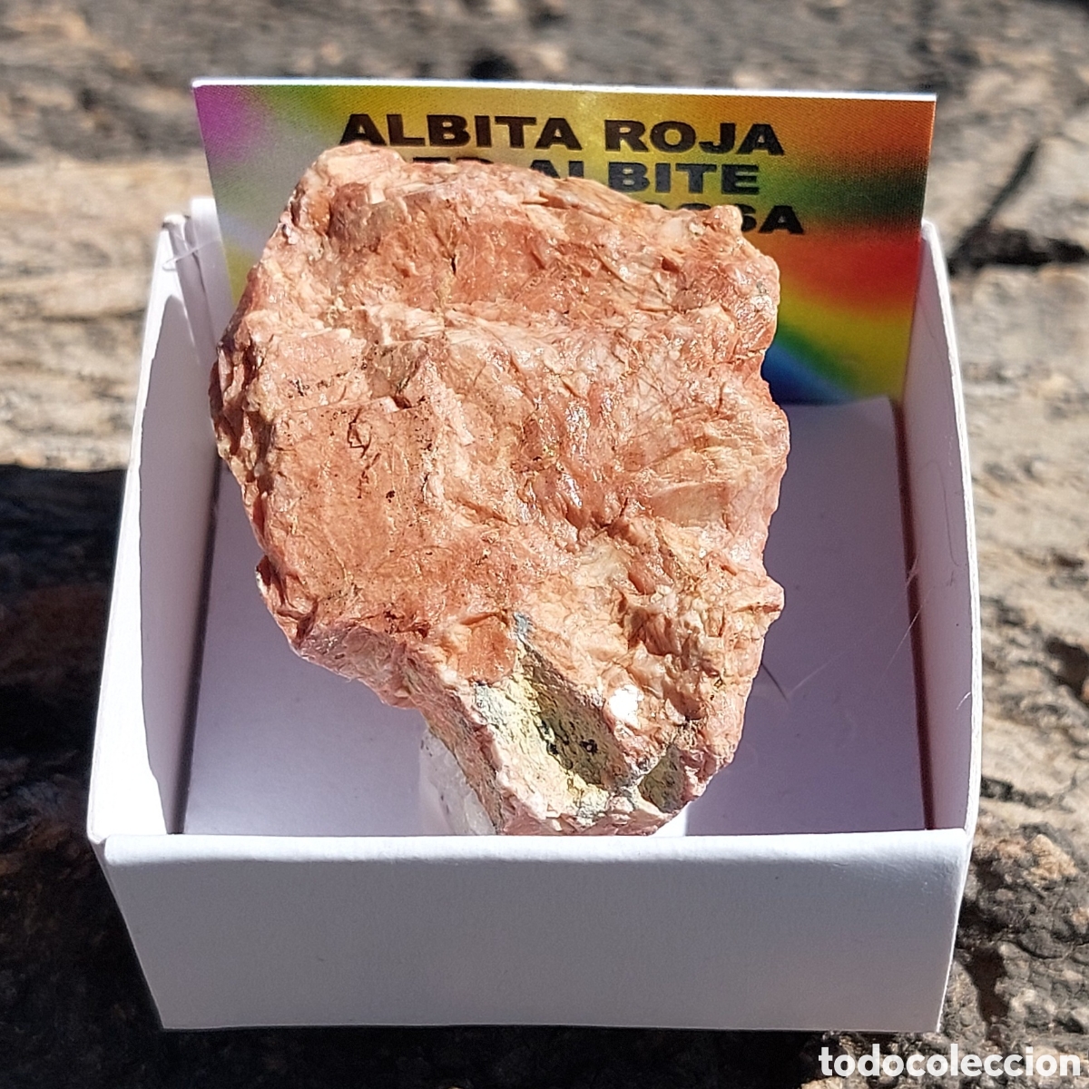 Coleccionismo de minerales: Albita Roja de Espa&ntilde;a en Cajita de Colecci&oacute;n 4 x 4cm