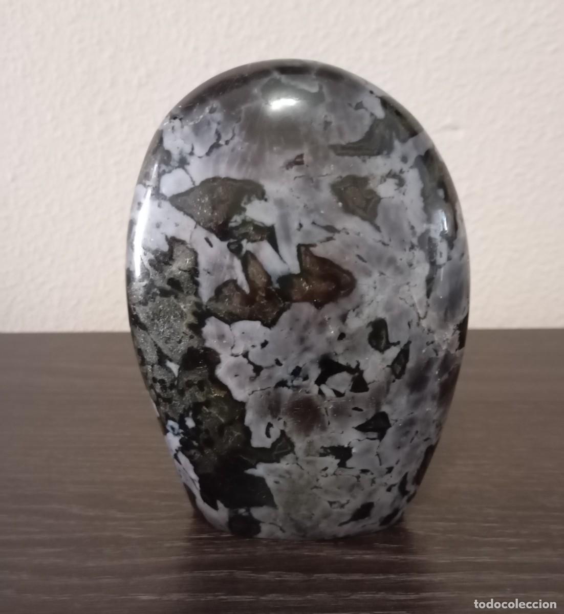 Coleccionismo de minerales: PRIMERA CALIDAD OBELISCO MERL&Iacute;NIT NATURAL-GABOR, FORMA LIBRE,PESA 869,73 GR,MIDE 139X100X47 MM,