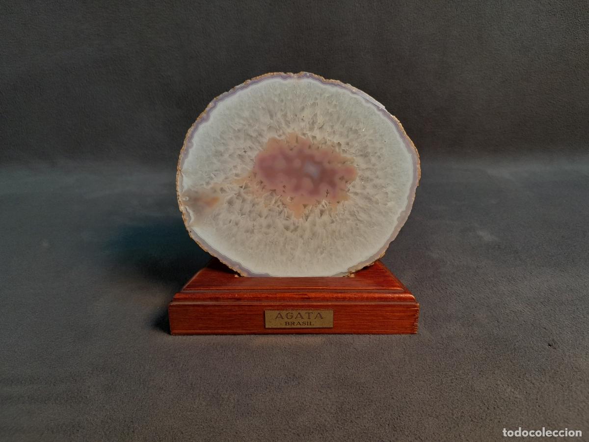 Coleccionismo de minerales: RODAJA DE &Aacute;GATA NATURAL SOBRE PEANA DE MADERA. 1970 CA.