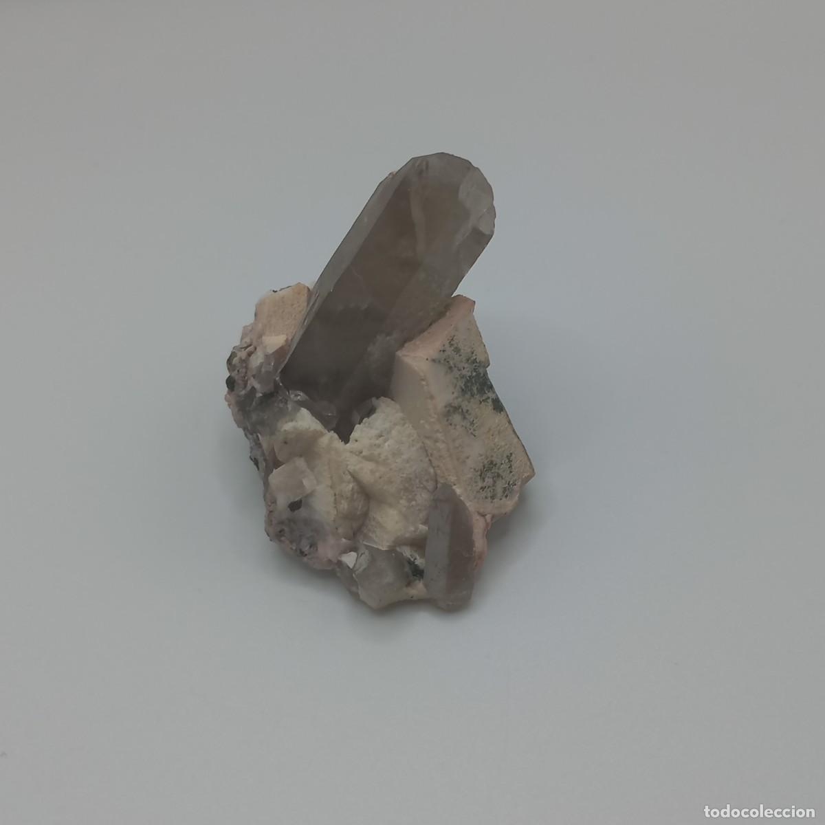 Coleccionismo de minerales: Cuarzo con Ortoclasa en caja 4x4. Baveno, Italia