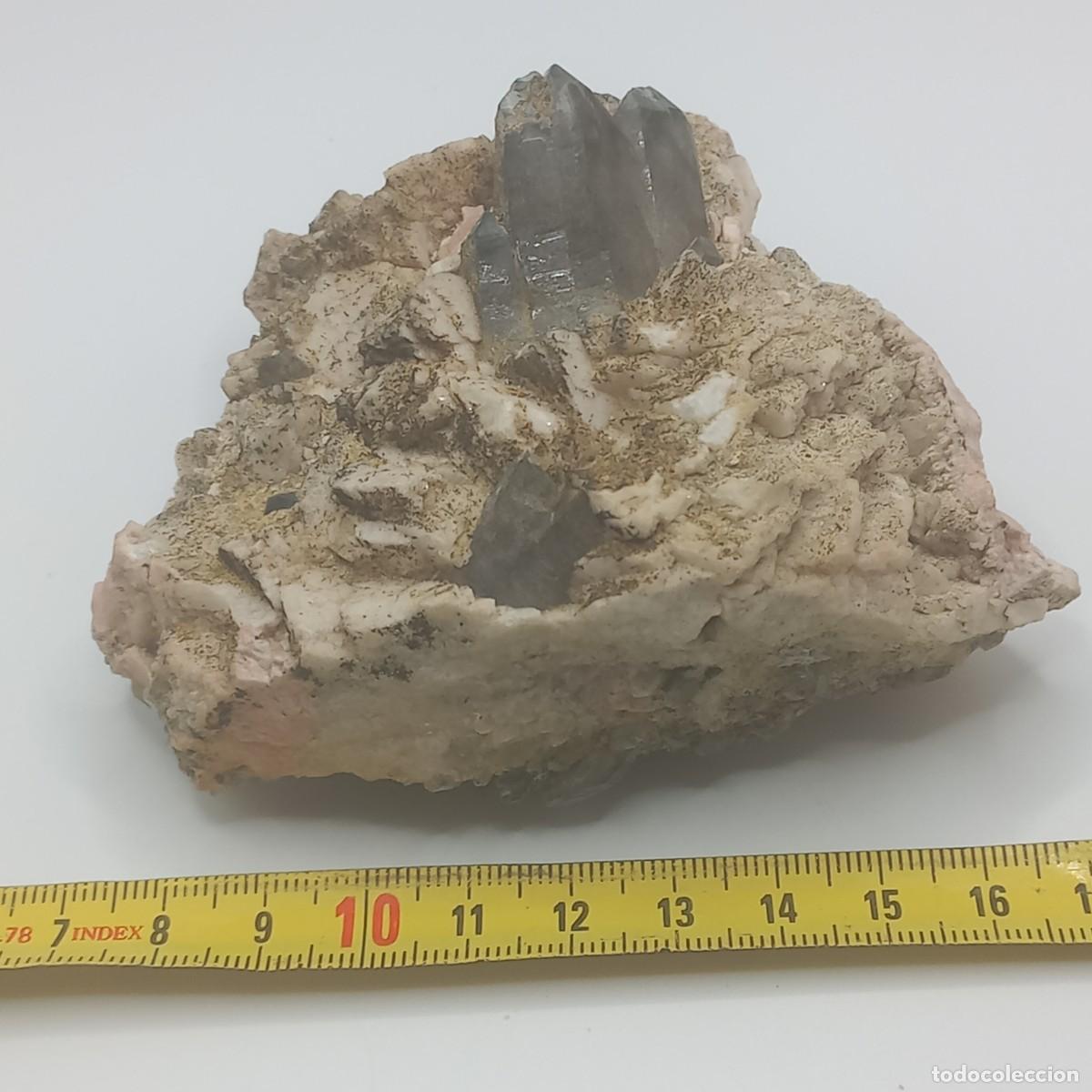 Coleccionismo de minerales: Cuarzo con Ortoclasa en forma libre. Baveno, Italia