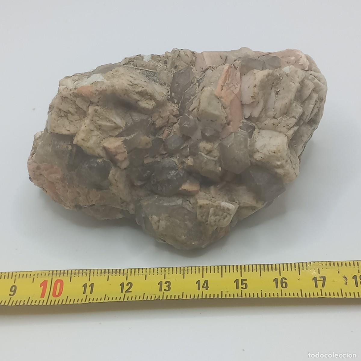 Coleccionismo de minerales: Cuarzo con Ortoclasa en forma libre. Baveno, Italia