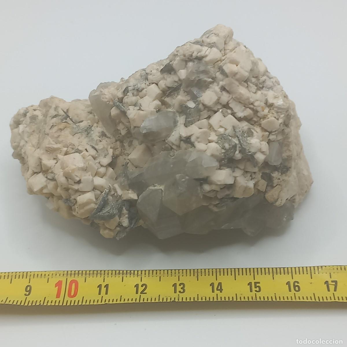 Coleccionismo de minerales: Cuarzo con Ortoclasa en forma libre. Baveno, Italia