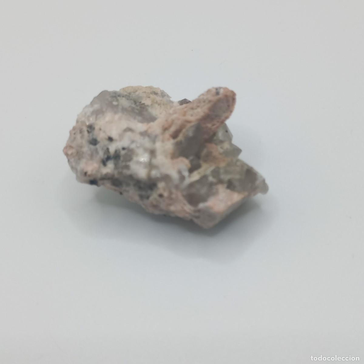 Coleccionismo de minerales: Cuarzo con Ortoclasa en caja 4x4. Baveno, Italia