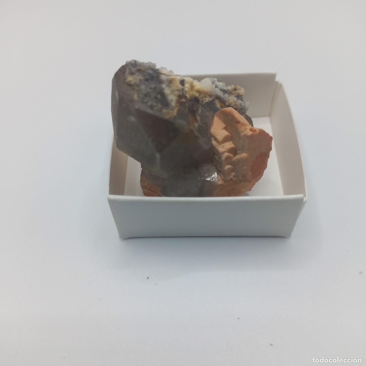 Coleccionismo de minerales: Cuarzo con Ortoclasa en caja 4x4. Baveno, Italia