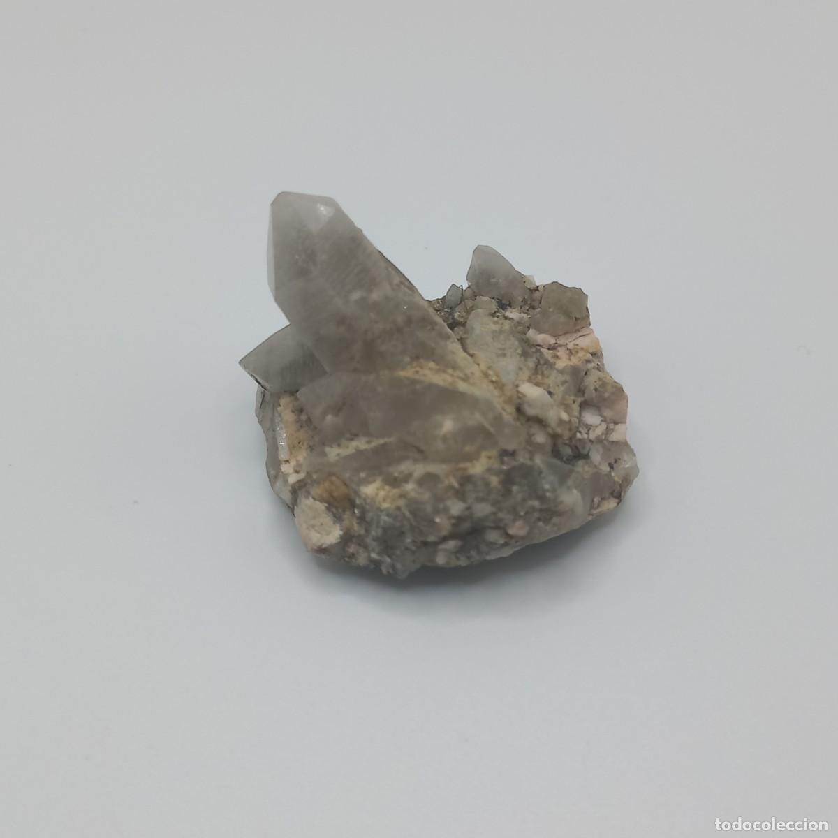 Coleccionismo de minerales: Cuarzo con Ortoclasa en caja 4x4. Baveno, Italia