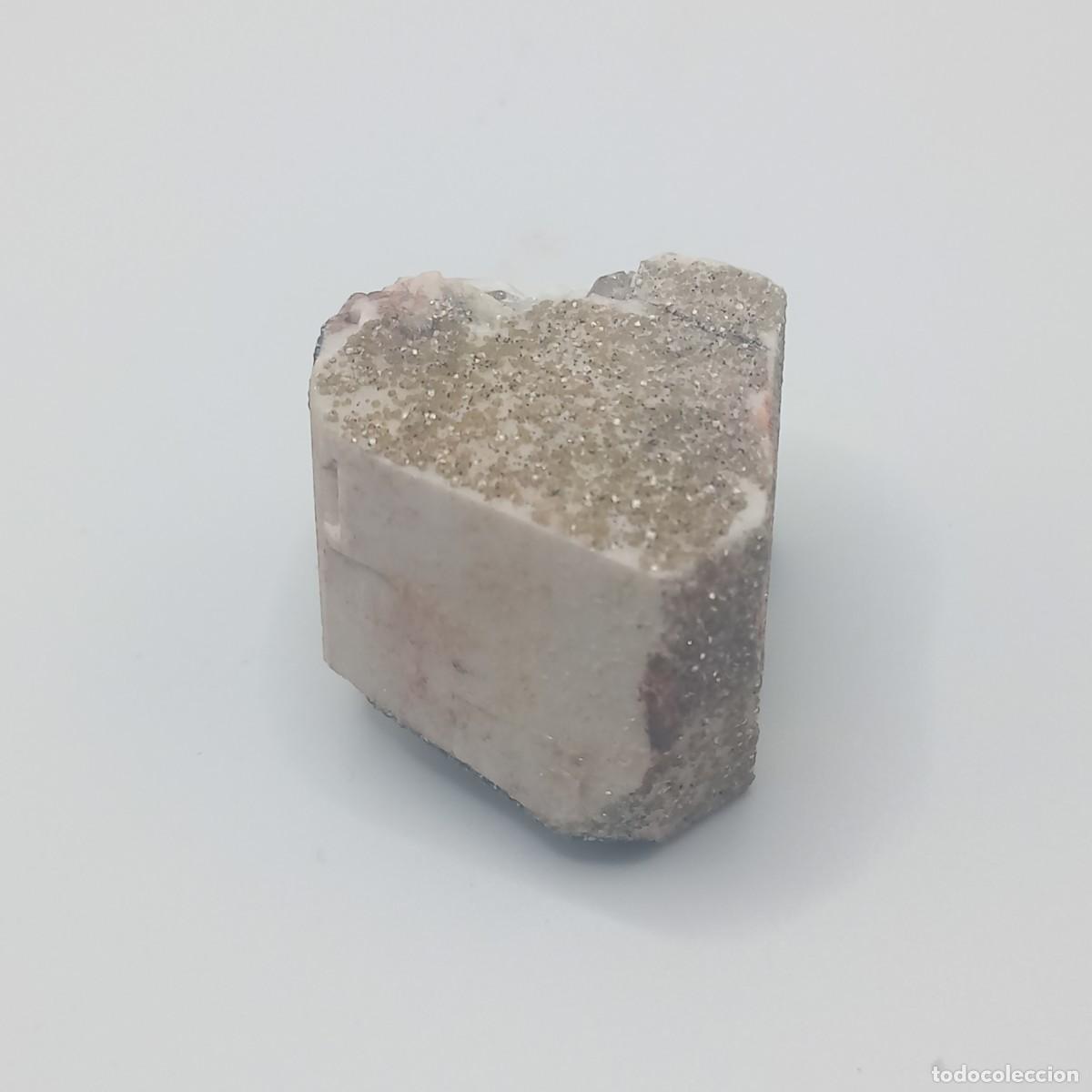 Coleccionismo de minerales: Ortoclasa con inclusiones de cuarzo en caja 4x4. Baveno, Italia