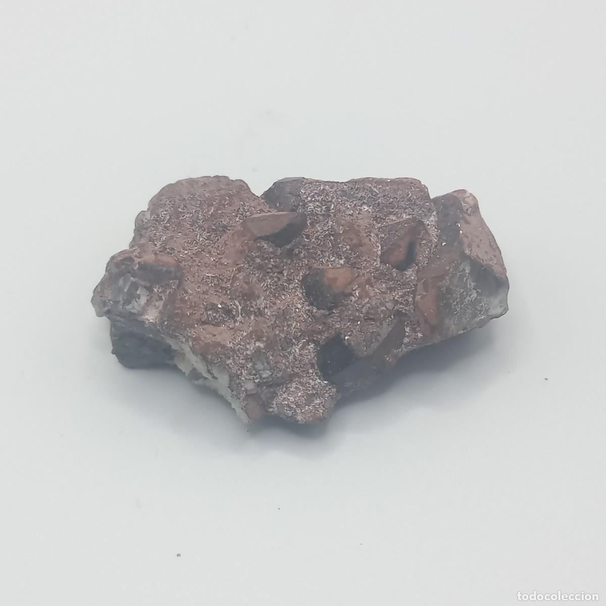 Coleccionismo de minerales: Ortoclasa con inclusiones de cuarzo en caja 4x4. Baveno, Italia