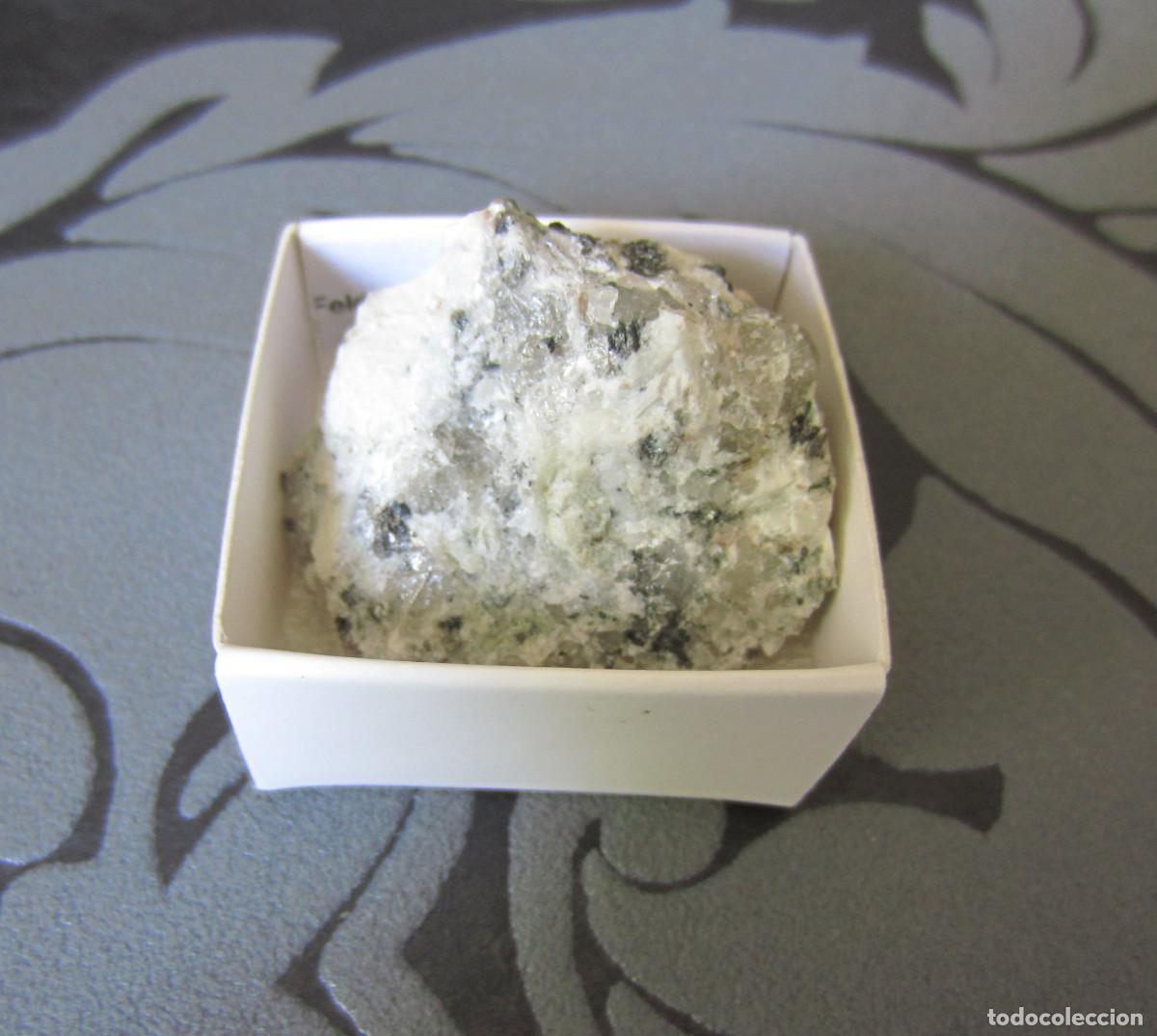 Coleccionismo de minerales: MINERAL ROCAS GRANITO MINERALES EN CAJA 4X4 CM