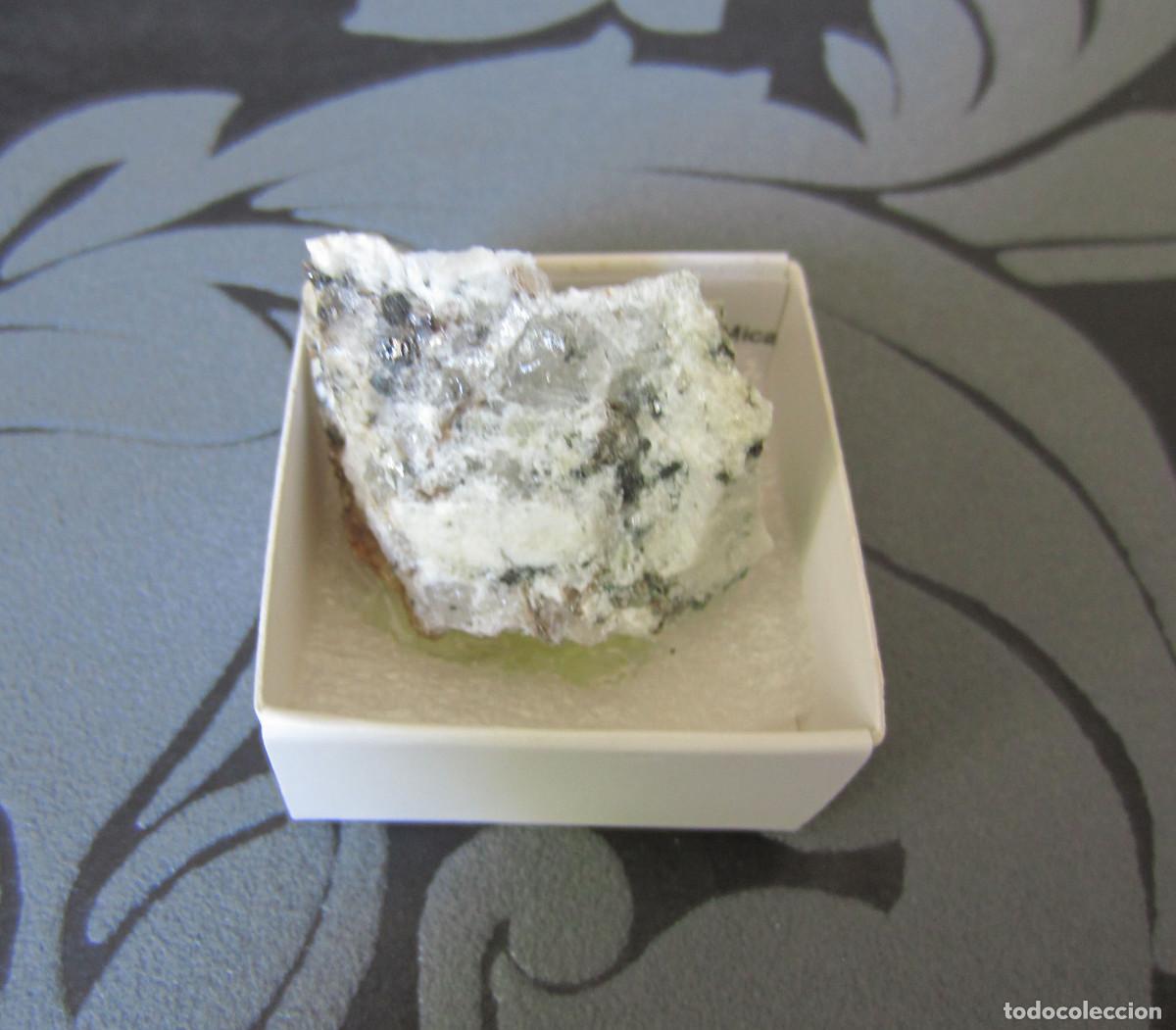 Coleccionismo de minerales: MINERAL ROCAS GRANITO MINERALES EN CAJA 4X4 CM