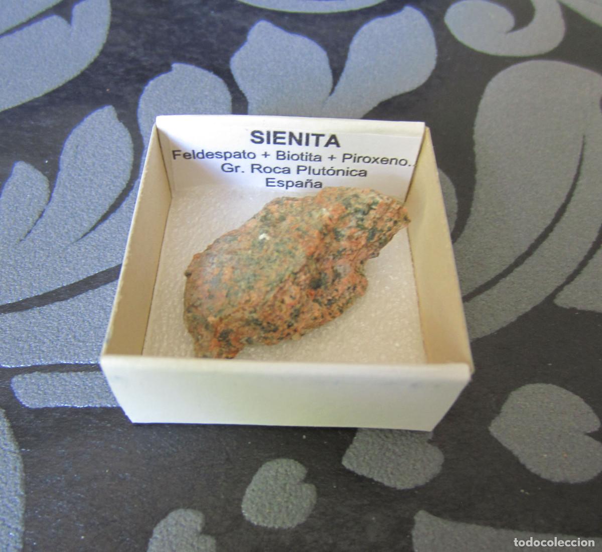 Coleccionismo de minerales: MINERAL ROCAS SIENITA MINERALES EN CAJA 4X4 CM