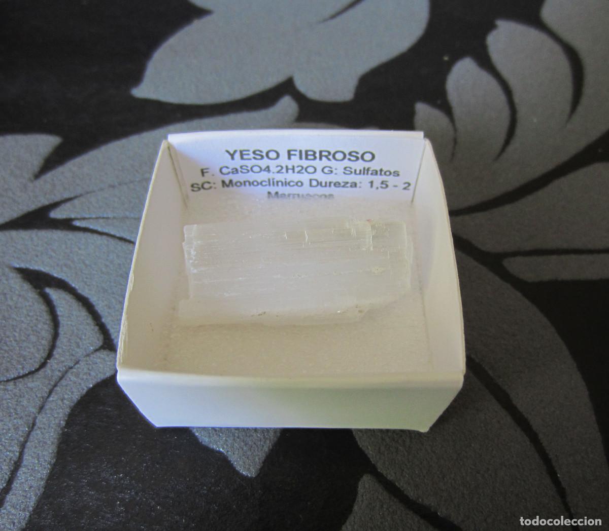 Coleccionismo de minerales: MINERAL YESO FIBROSO MINERALES EN CAJA 4X4 CM