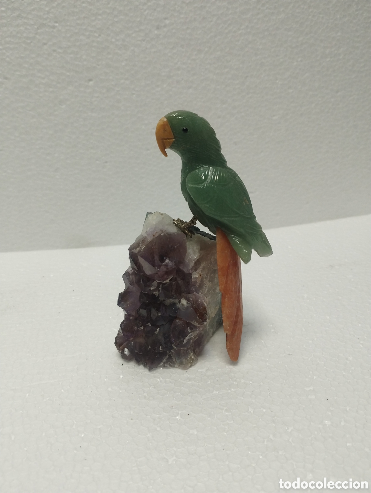 Coleccionismo de minerales: FIGURA DE LORO REALIZADO CON MINERALES NATURALES COMO LA AMATISTA. . MED. ALTO 12 CM.
