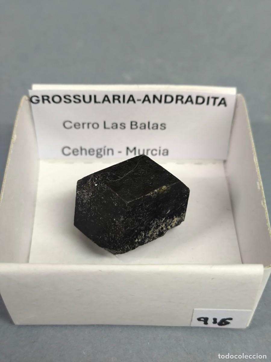 Collezionismo di minerali: GRANATE GROSSULARIA-ANDRADITA - Mineral
