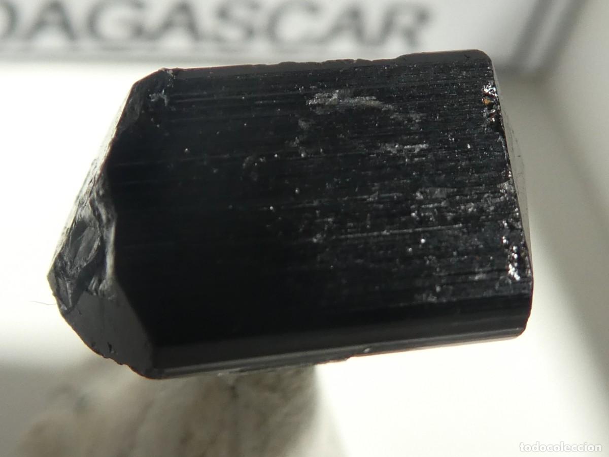 Coleccionismo de minerales: (057) TURMALINA BITERMINADA, MADAGASCAR.
