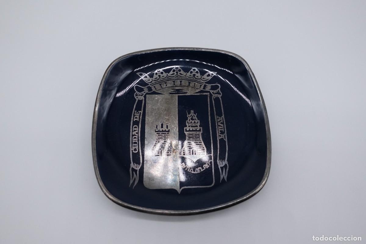 Coleccionismo de minerales: CENICERO O BANDEJA DE PORCELANA AZUL CON ESCUDO EN PLATA DE LA CIUDAD DE &Aacute;VILA