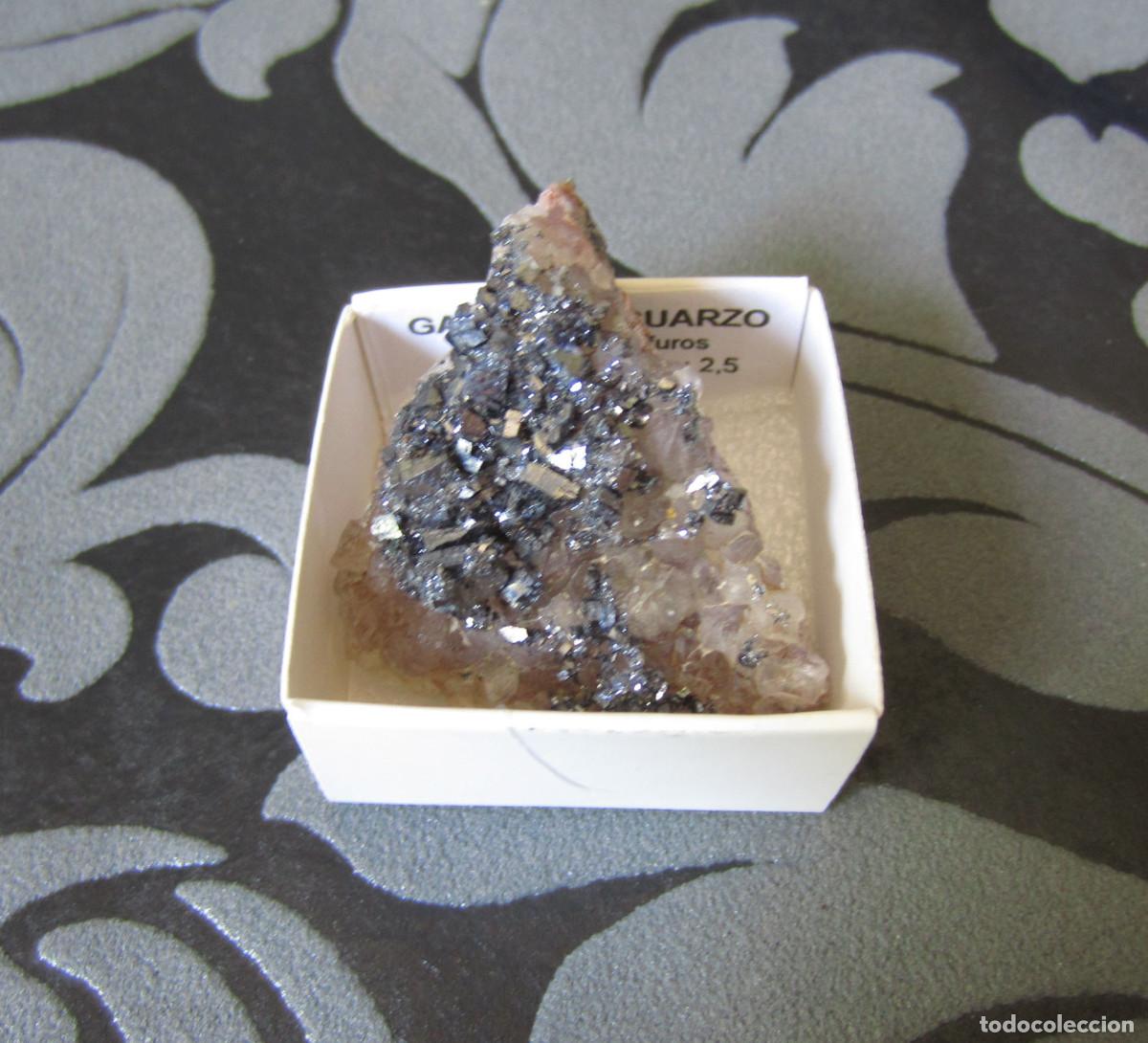 Coleccionismo de minerales: MINERAL GALENA COLOCADA SOBRE CUARZO MINERALES EN CAJA 4X4 CM