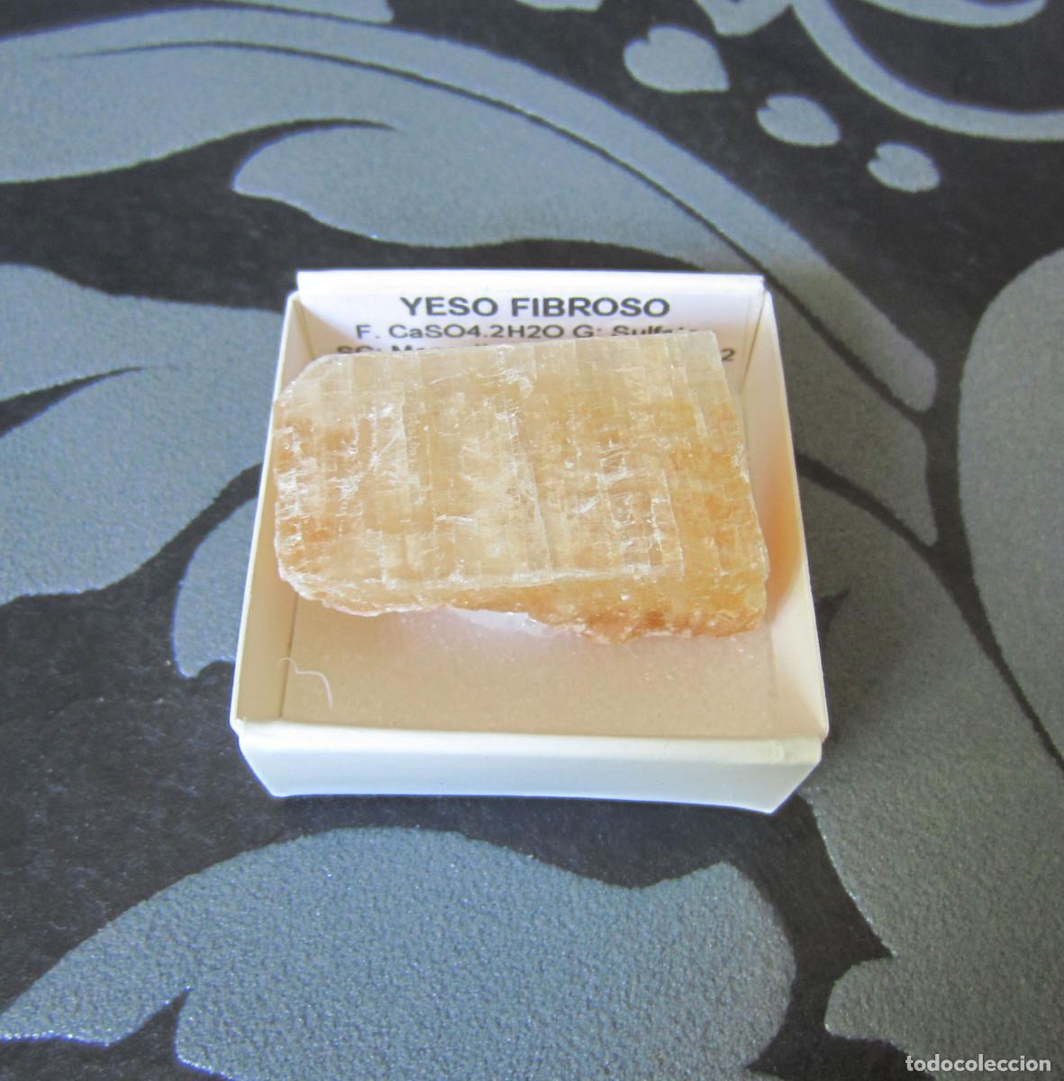 Coleccionismo de minerales: MINERAL YESO FIBROSO MINERALES EN CAJA 4X4 CM
