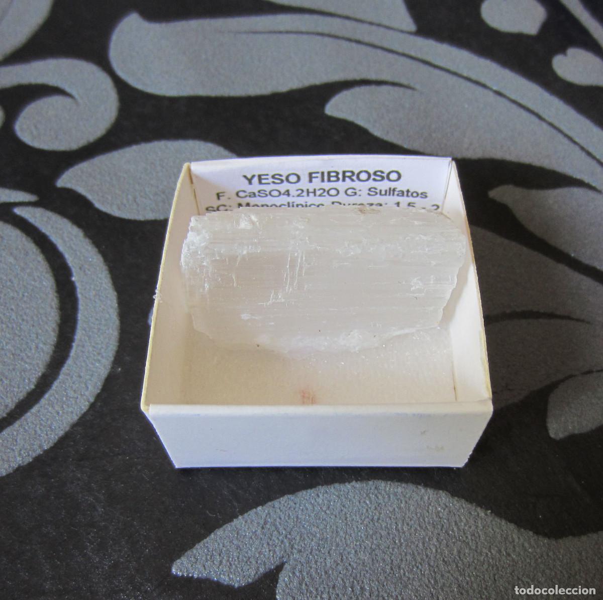 Coleccionismo de minerales: MINERAL YESO FIBROSO MINERALES EN CAJA 4X4 CM