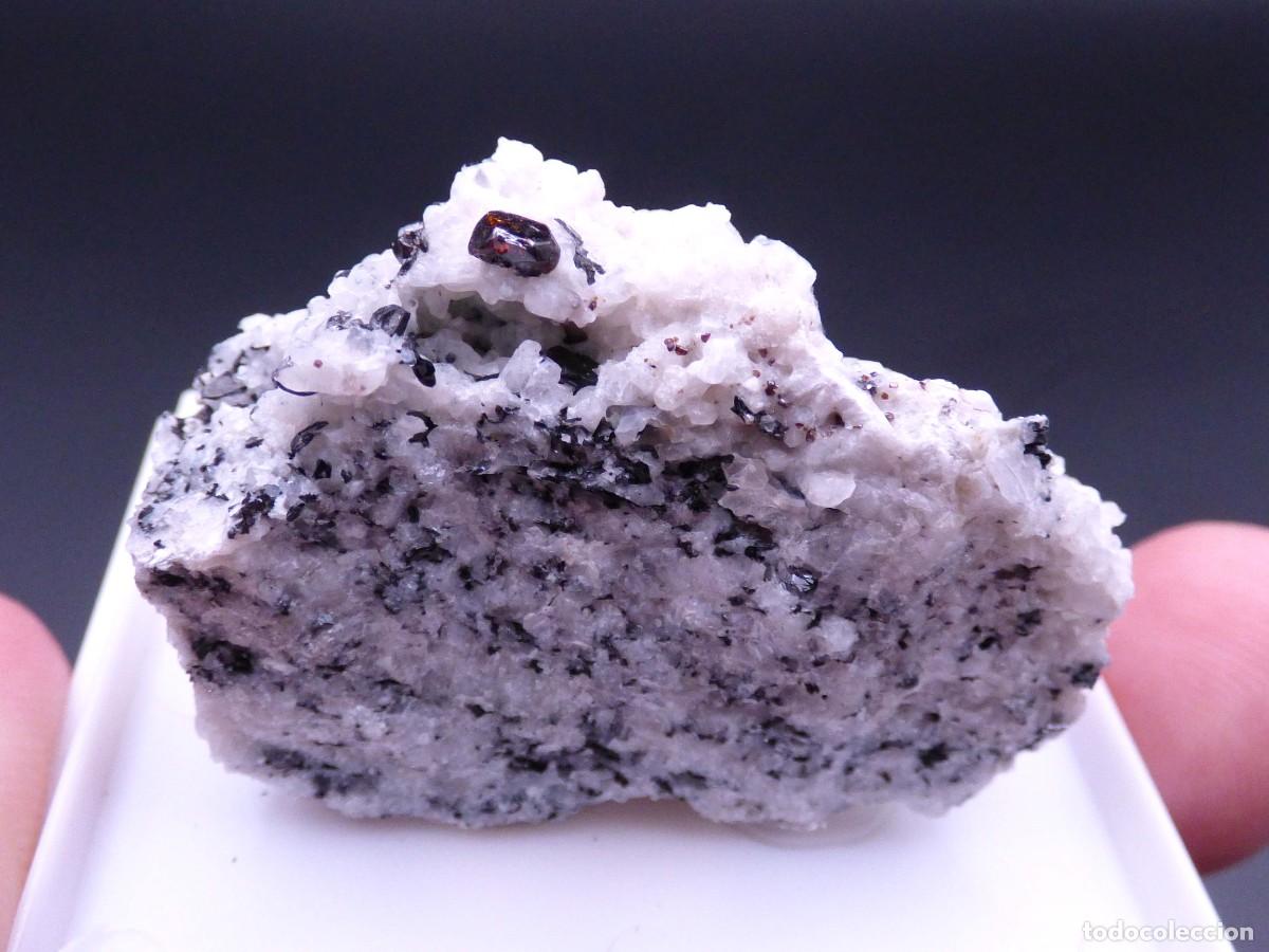 Coleccionismo de minerales: ✅FDMINERALS✅ ⚒️ PIROCLORO CON BIOTITA Y CALCITA ⚒️ &Oacute;blast de Cheli&aacute;binsk, Rusia - L+42