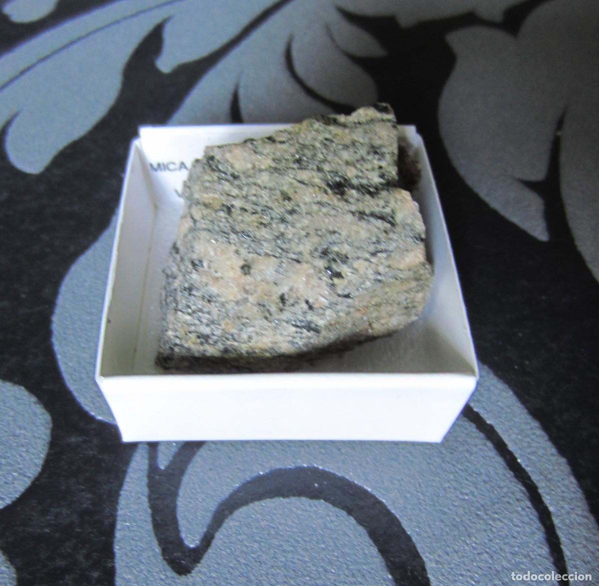 Coleccionismo de minerales: MINERAL ROCAS GNEIS MINERALES EN CAJA 4X4 CM