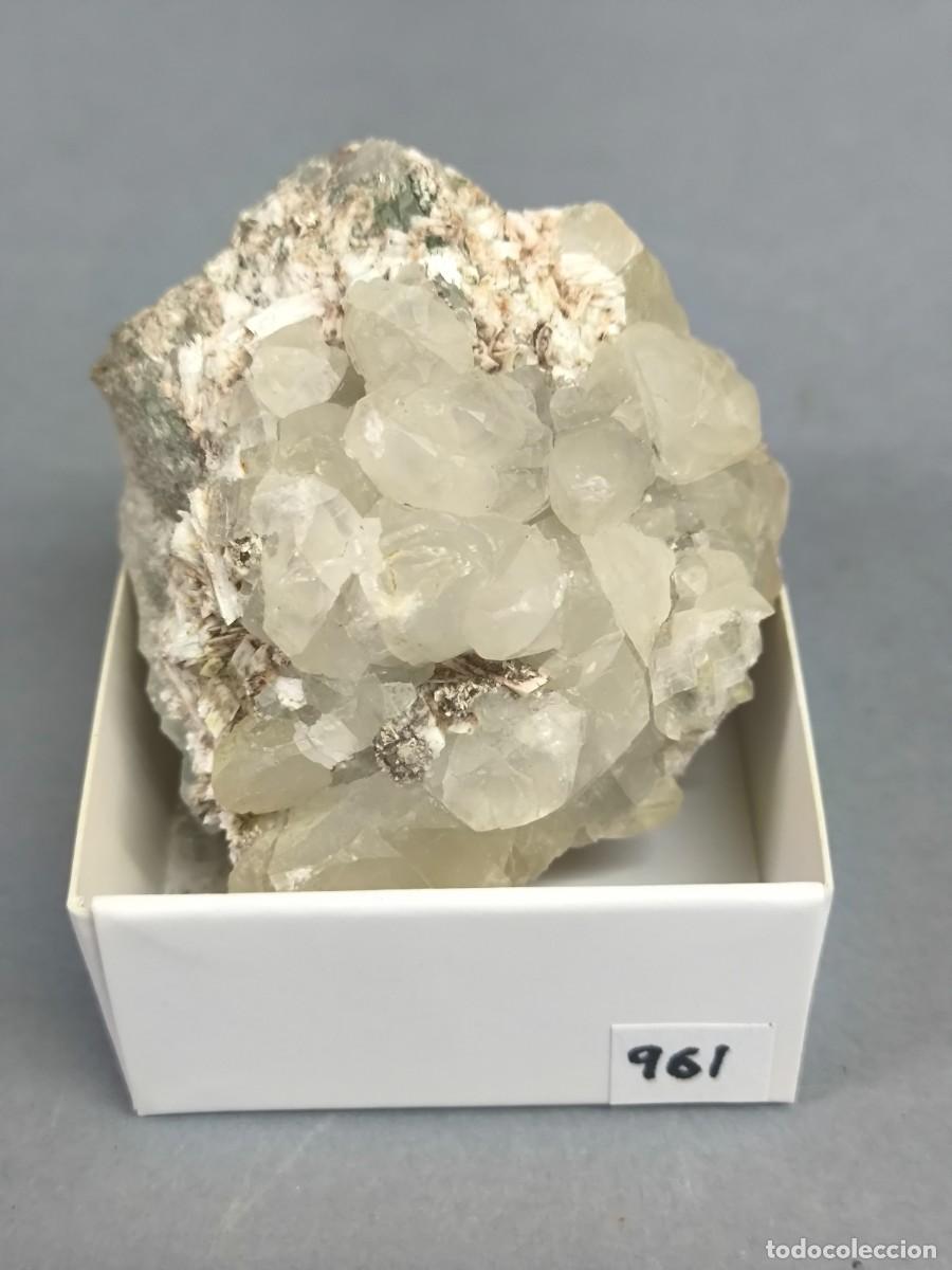 Coleccionismo de minerales: LAUMONTITA sobre CALCITA- MINERAL. Guadalajara