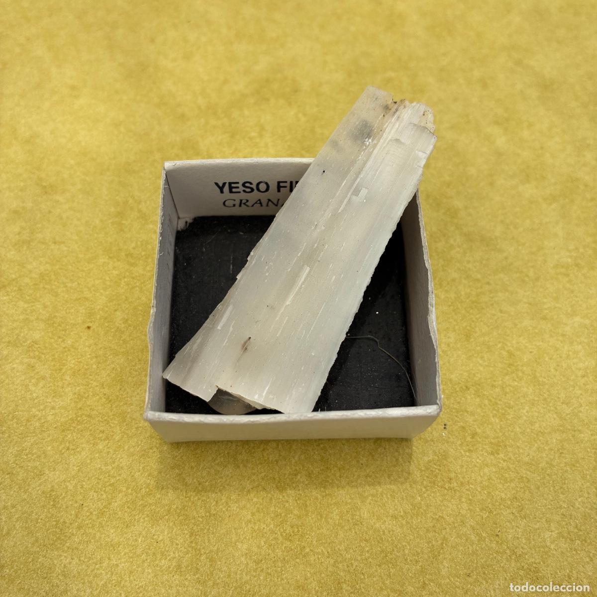 Coleccionismo de minerales: MINERAL YESO FIBROSO MINERALES EN CAJAS DE 4x4CM