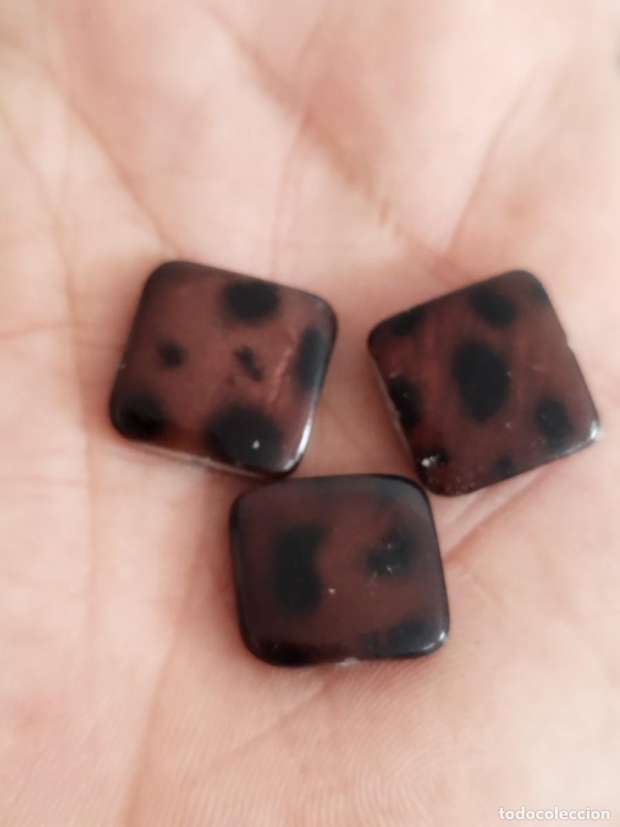 Coleccionismo de minerales: Tres antiguas cuentas, parecen de obsidiana caoba. Mineral.