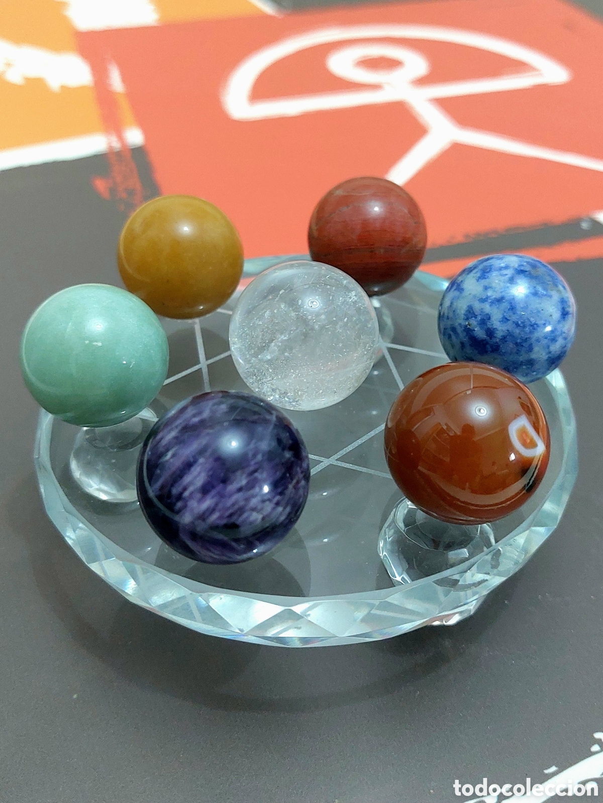 Coleccionismo de minerales: Base de Cristal Transparente de 100mm con 7 Esferas de Minerales Chakras