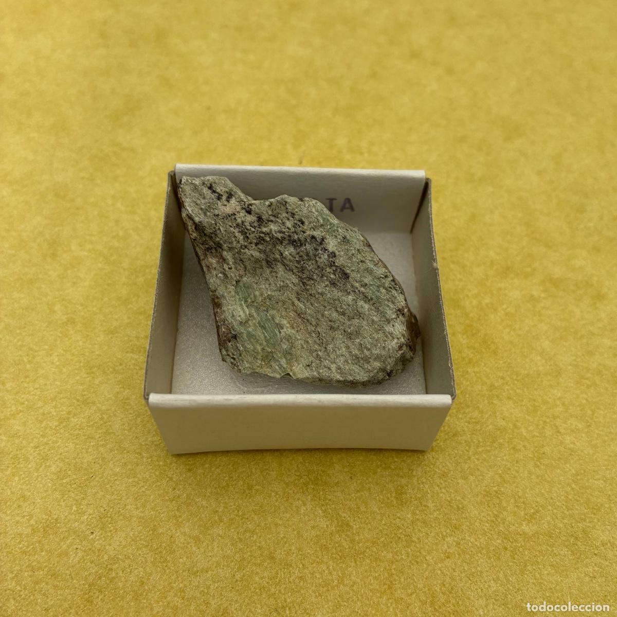 Coleccionismo de minerales: MINERAL TREMOLITA MINERALES EN CAJAS DE 4x4CM