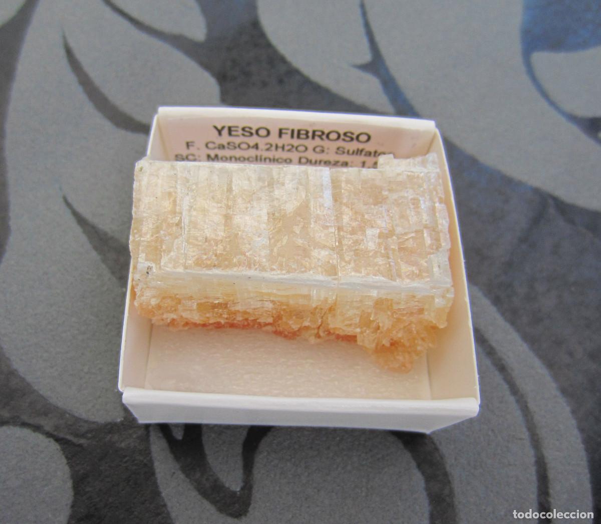 Coleccionismo de minerales: MINERAL YESO FIBROSO MINERALES EN CAJA 4X4 CM