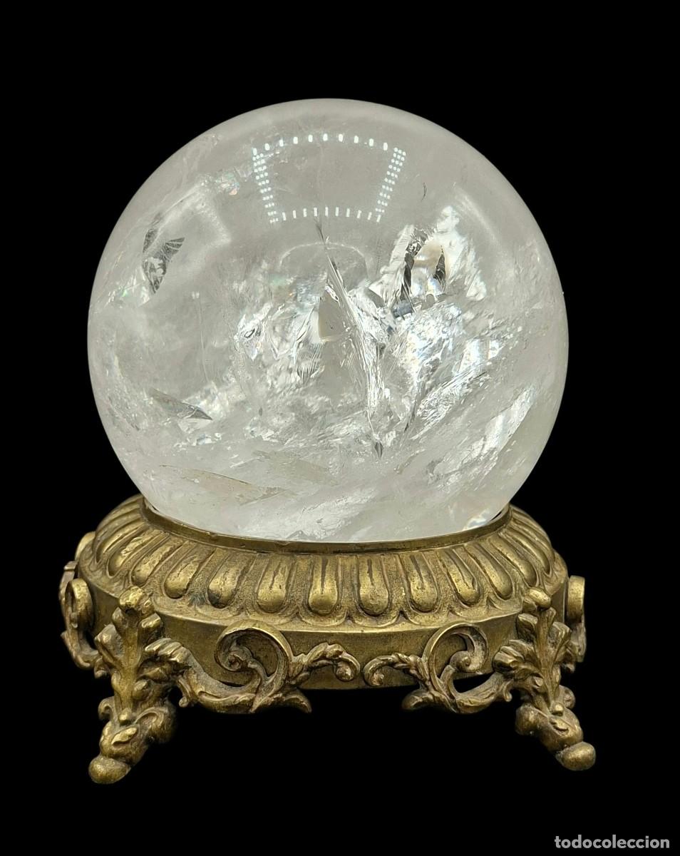 Coleccionismo de minerales: MUY DECORATIVA ESFERA DE CUARZO EN PEANA DE BRONCE